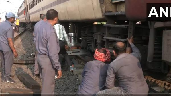 Nagpur Train Accident : शालीमार एक्सप्रेसचे दोन डब्बे घसरले, सुदैवाने जीवितहानी टळली, पण...