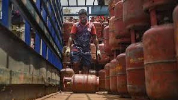 LPG Cylinder Price Hike:दिवाळी आधीचं महागाईचा भडका! LPG सिलिंडरच्या किंमतीत वाढ,जाणून घ्या