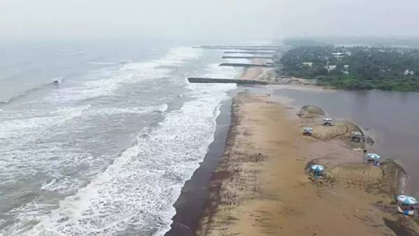 Cyclone Fengal: चक्रीवादळाने किनारी भागात कहर, रस्त्यांवर पाणी, हॉस्पिटलमध्ये घुसले, भूस्खलनाची भीती