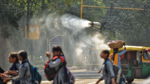 Delhi Schools: दिल्लीतील वायू प्रदूषणाची धोकादायक पातळी, 10वी-12वी वगळता सर्व शाळा बंद