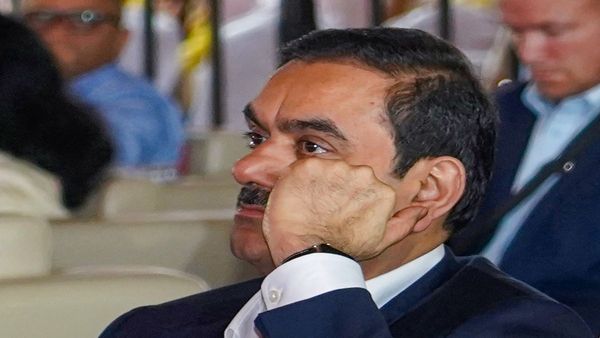 Adani Group share Crash: लाचखोरीच्या आरोपांमुळे अदानी ग्रुपच्या शेअर्समध्ये 20 टक्क्यांची घसरण