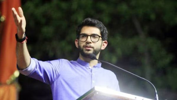 ज्यांचे मालक अदानी, ते कधीही मुख्यमंत्री होणार नाहीत; आदित्य ठाकरेंचा फडणवीसांवर निशाणा