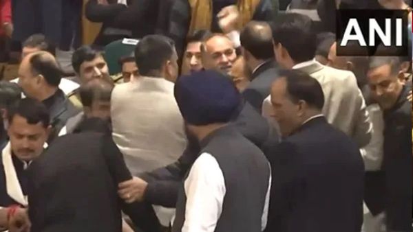 कलम 370 शी संबंधित बॅनरमुळे जम्मू-काश्मीर विधानसभेत वाद, आमदारांमध्ये हाणामारी