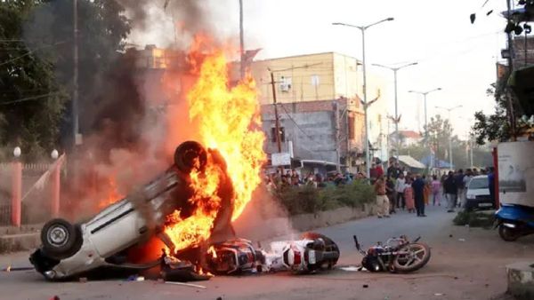मणिपूरमध्ये पुन्हा हिंसाचार भडकला, इंटरनेट सेवा विस्कळीत, संचारबंदी लागू