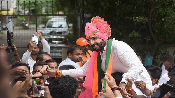 बिघडलं नाही, तर घडलंय..! मुख्यमंत्रीपदासाठी मुरलीधर मोहोळांची चर्चा, भाजपचं धक्कातंत्र आलंय चर्चेत