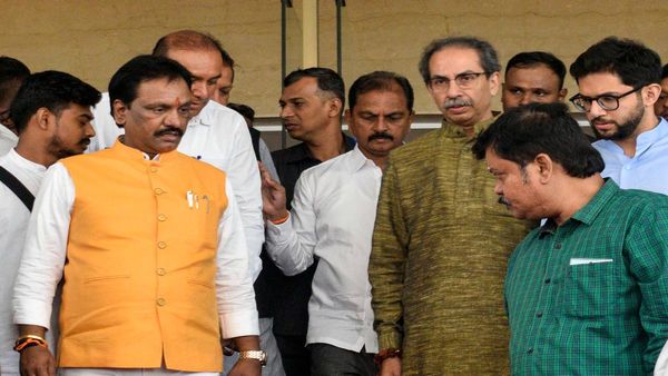 मोठी बातमी! आगामी निवडणुका ठाकरे गट स्वबळावर लढणार..? वाचा नेमकं काय घडलंय