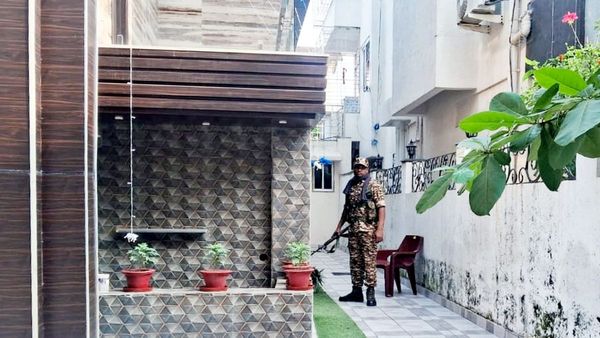 नाशिकमध्ये सापडले घबाड, निवडणूक आयोगाने एका नेत्याच्या गाडीसह पाच कोटी घेतले ताब्यात