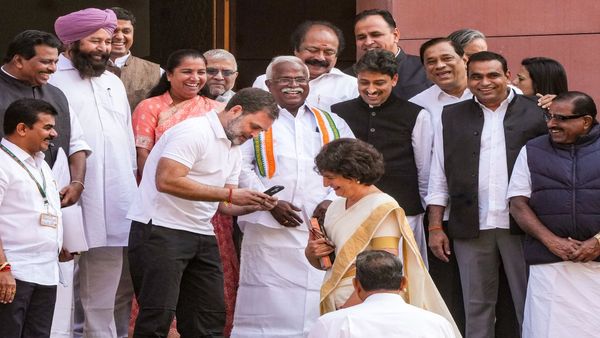 संसदेच्या गेटवर राहुल गांधींनी प्रियंका गांधीना रोखले, नंतर झाले असे की... पहा व्हिडीओ