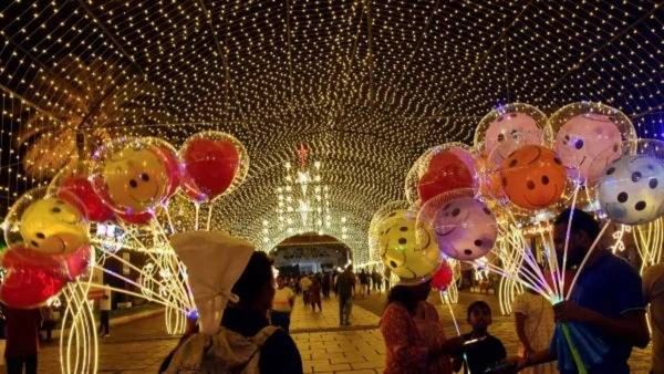 Christmas Decorations: ख्रिसमसनिमित्त दिव्यांनी न्हाऊन निघाली शहरे, पाहा कुठे कशी सुरु तयारी