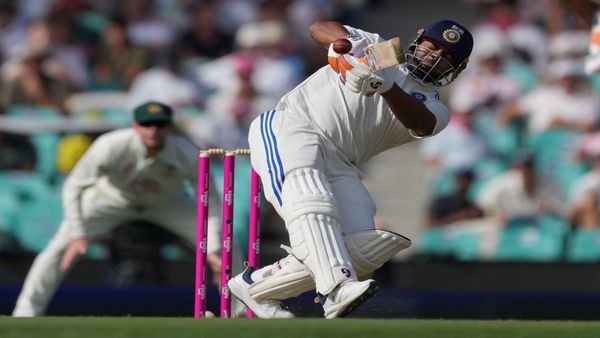 IND vs AUS: ऋषभ पंतचं वादळी अर्धशतक! कसोटी सामन्याला टी-20 फिवर, षटकार मारत अर्धशतक केलं पूर्ण