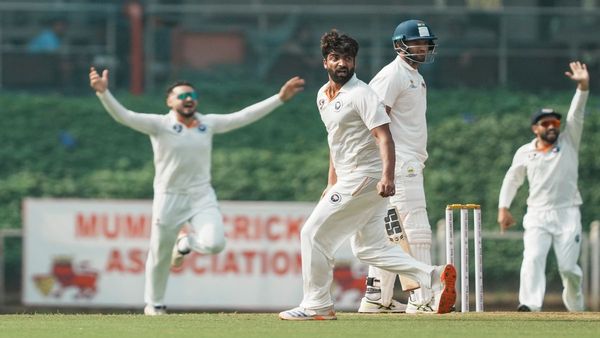 कोण आहे उमर नझीर मीर ? 6 फूट 4 इंच उंच गोलंदाजाने रोहित-रहाणे आणि शिवम पॅव्हेलियनचा रस्ता दाखवला