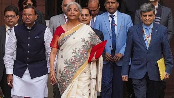 Budget 2025 : महिलांना आता स्वस्तात व्यावसायिक कर्ज, गरोदर महिलांनाही मिळणार सरकारी आधार!