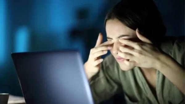 जास्त वेळ फोनला चिकटून राहिल्यास होईल स्मार्टफोन व्हिजन सिंड्रोम! या आजाराची लक्षणे दिसल्यास सावधान