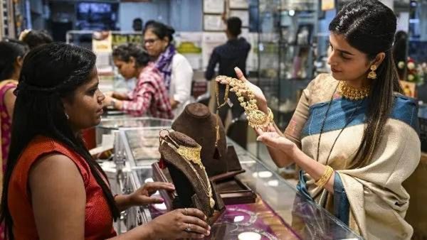 Gold price Today : फेब्रुवारीच्या शेवटच्या दिवशी सोन्याचा भाव पुन्हा घसरला, जाणून घ्या नवे दर