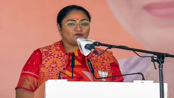 रेखा गुप्ता यांनी घेतली दिल्लीच्या मुख्यमंत्रीपदाची शपथ, शीशमहालमध्ये राहणार नसल्याचं केलं स्पष्ट