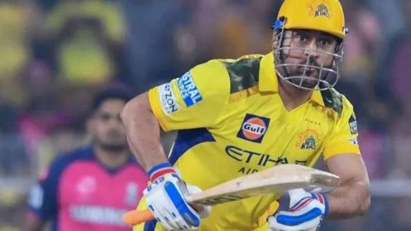 गुडघ्याला दुखापत, 10 ओव्हर बॅटींग करणं कठीण, धोनी बाबत कोचने केला धक्कादायक खुलासा