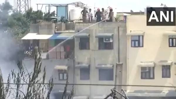 Delhi fire News : दिल्लीत भीषण आग! 400 झोपड्या जळून खाक, दोघांचा मृत्यू, रोहिणी सेक्टरमधील घटना