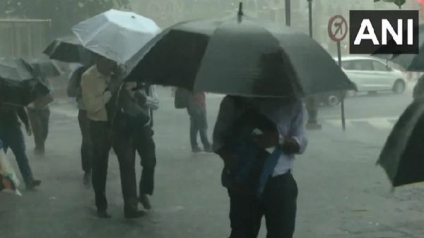 Mumbai rain : मुंबई, उपनगरात मुसळधार पावसाचा तडाखा! लोकल गाड्या लेट, शहराच्या 'या' भागात 'तुंबई'