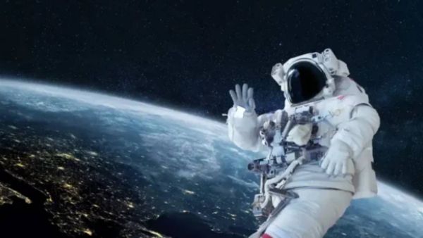 अंतराळवीर अवकाशात सेक्स तर करत नाहीत, मग कंडोम का घालतात?, कारण वाचून तुम्हीही व्हाल थक्क!