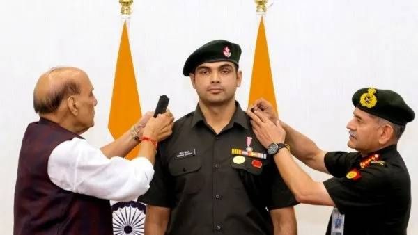 नीरज चोप्राला भारतीय सैन्यात मानद लेफ्टनंट कर्नल पद बहाल; जाणून घ्या किती मिळणार पगार?