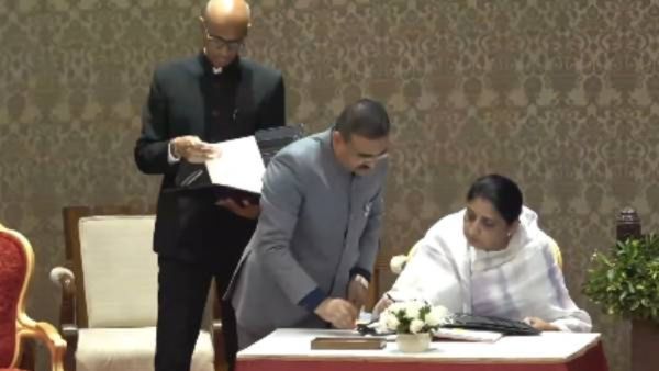 सुनेत्रा पवारांकडे अजितदादांची 3 खाती, पण 'अर्थ' खात्याला मुख्यमंत्र्यांचा ब्रेक; नेमकं कारण काय?