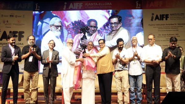 पद्मविभूषण इलायाराजा यांचा अजिंठा-वेरूळ आंतरराष्ट्रीय चित्रपट महोत्सवात पद्मपाणि पुरस्काराने सन्मान