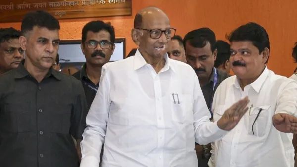 Sharad pawar Health Update : शरद पवारांची प्रकृती बिघडली; रुग्णालयात केले दाखल, नेमकं काय झालंय!