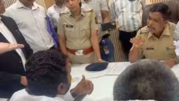 रोहित पवार, अमोल मिटकरींची पोलिसांशी बाचाबाची; अजित दादांच्या मृत्यू प्रकरणी गुन्ह्यासाठी ठिय्या!