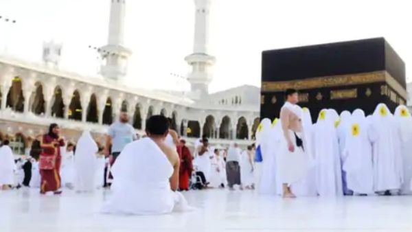 Iran Israel US conflict impact : 'उमरा' यात्रेकरू संकटात; महाराष्ट्रातील 50 हजार भाविक सौदीत अडकले