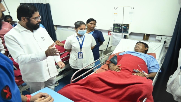 CM Eknath Shinde visited Vitthal devotees injured CM Eknath Shinde visited Vitthal devotees injured