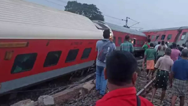 Jharkhand Railway Accident  5 coaches of Howrah-Mumbai Express derailed  12 people injured