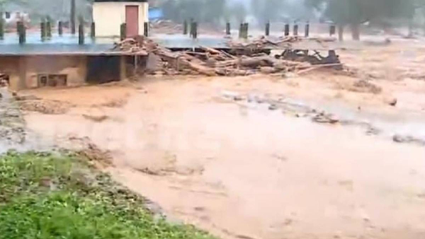 heavy rains in Wayanad  Kerala 8 people died in a landslide