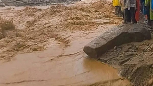 wayanad landslide terrific visuals from chooralmala a man stuck in mud waiting for resuce