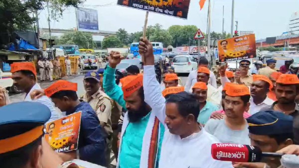 Protest by office bearers of Maratha Kranti Morcha in front of Uddhav Thackeray s residence