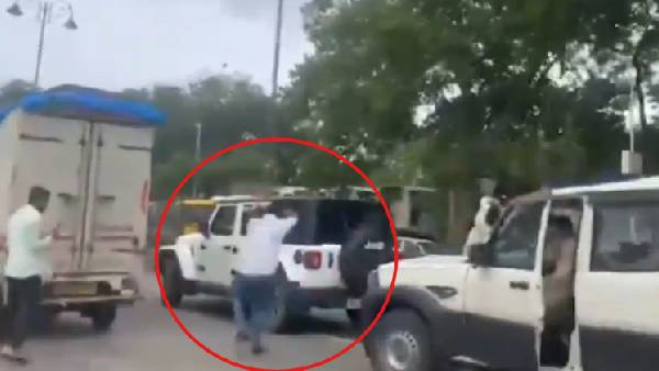 Swarajya Sangathan activists attacked Sharad Pawars NCP leader Jitendra Awads car