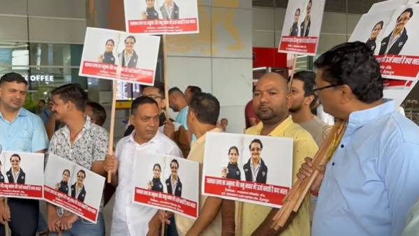 Olympic medalist Manu Bhakar arrives in India  warm welcome at Delhi airport Latest Updates