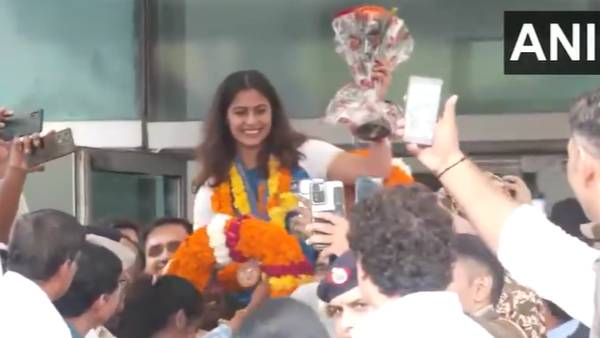 Olympic medalist Manu Bhakar arrives in India  warm welcome at Delhi airport Latest Updates