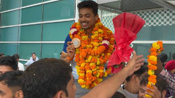 Paris Olympics 2024 Kolhapur shooter Swapnil Kusale received a warm welcome in India
