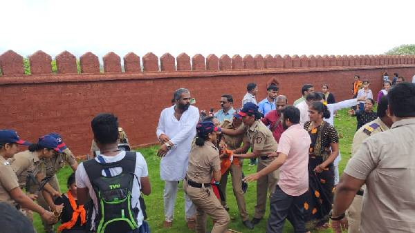 Uddhav Thackeray accuses Sharad Pawar s Mahayutti government of corruption Maharashtra Politics