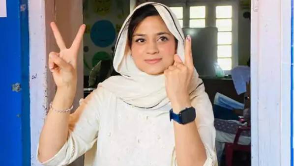 बिजबिहारा विधानसभेच्या उमेदवार इल्तिजा मुफ्ती यांनी मतदान केले