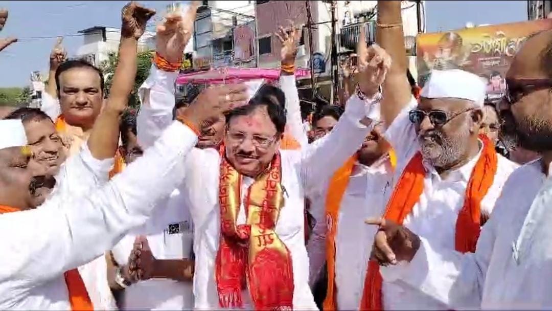 खासदार संजय देशमुख विसर्जन मिरवणूकीत वाद्यांच्या तालावर थिरकले