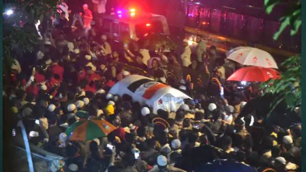 अंत्यदर्शनासाठी हजारो लोकांची उपस्थिती