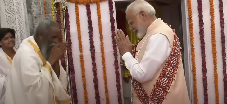 पोहरादेवी येथे संतांची घेतली भेट