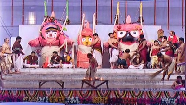 ସ୍ନାନ ବେଦୀରେ ୩ ଠାକୁର