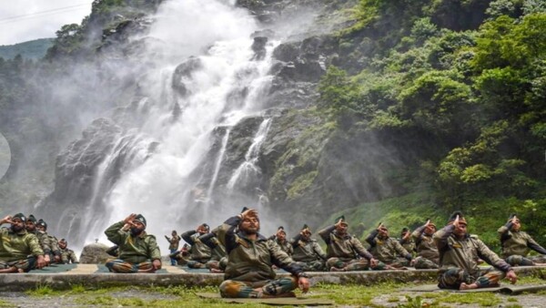 12 ହଜାର ଫୁଟ ଉପରେ ଯବାନଙ୍କ ଯୋଗାଭ୍ୟାସ