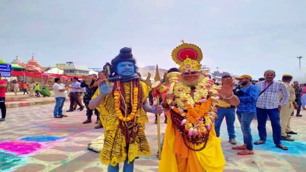 କାଳିଆକୁ ଦେଖିବାକୁ ନାନା ବେଶରେ ଭକ୍ତ