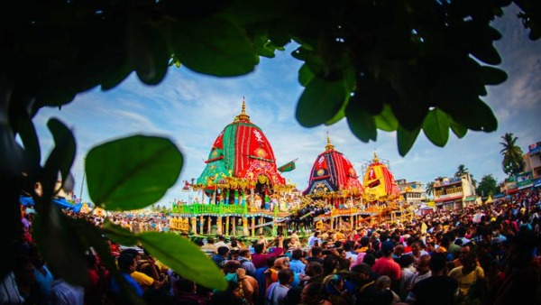 ଗୁଣ୍ଡିଚା ମନ୍ଦିର ସମ୍ମୁଖରେ ତିନି ରଥ ।