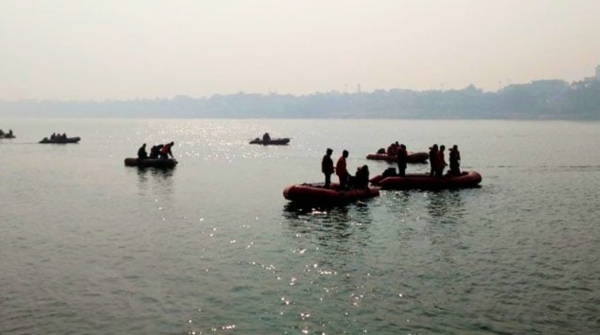 Boat capsizes in Ganga river
