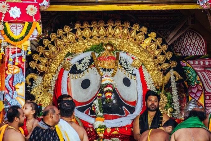 ସୁନା ବେଶରେ ସଜେଇ ହେଇ ଦର୍ଶନ ଦେଉଛି କାଳିଆ