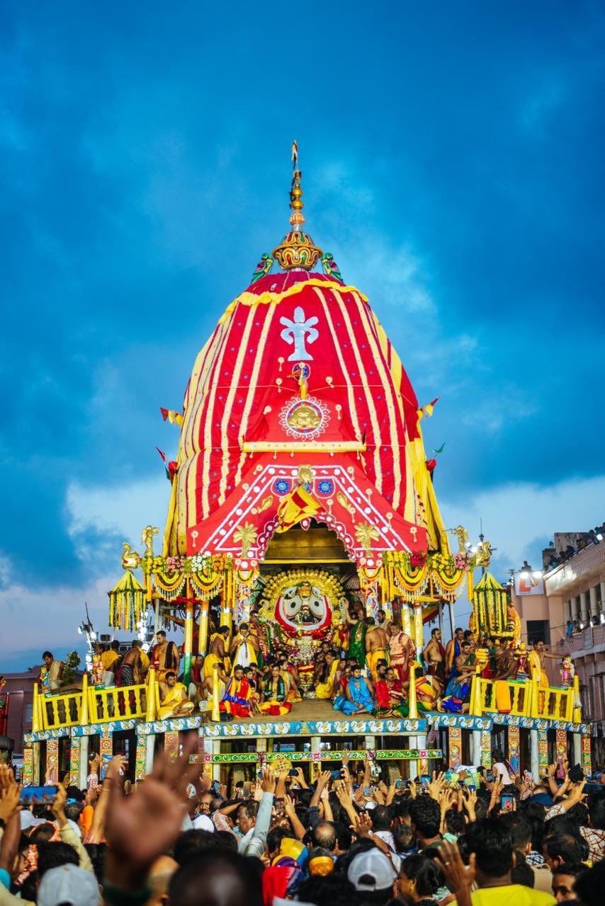 ରାଜା ବେଶରେ ରଥରେ ବସିଛି କାଳିଆ